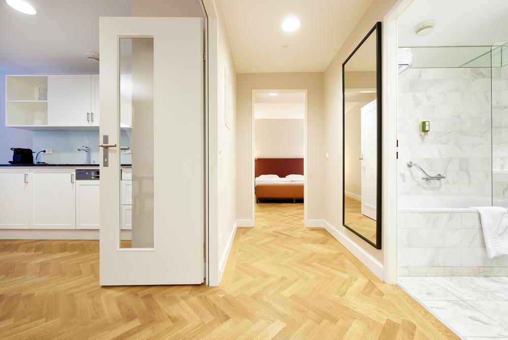 Blick vom Vorraum des Apartments in der Singerstrasse in das Schlafzimmer, Küche und Badezimmer