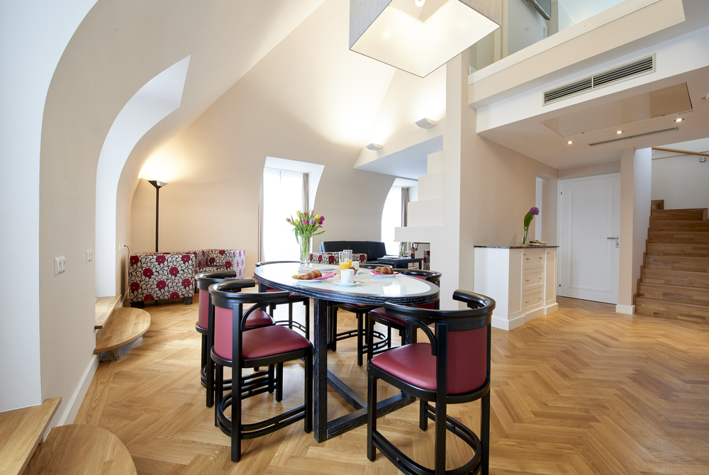 Attic apartment at Singerstrasse 21/25 – dining area with staircase
