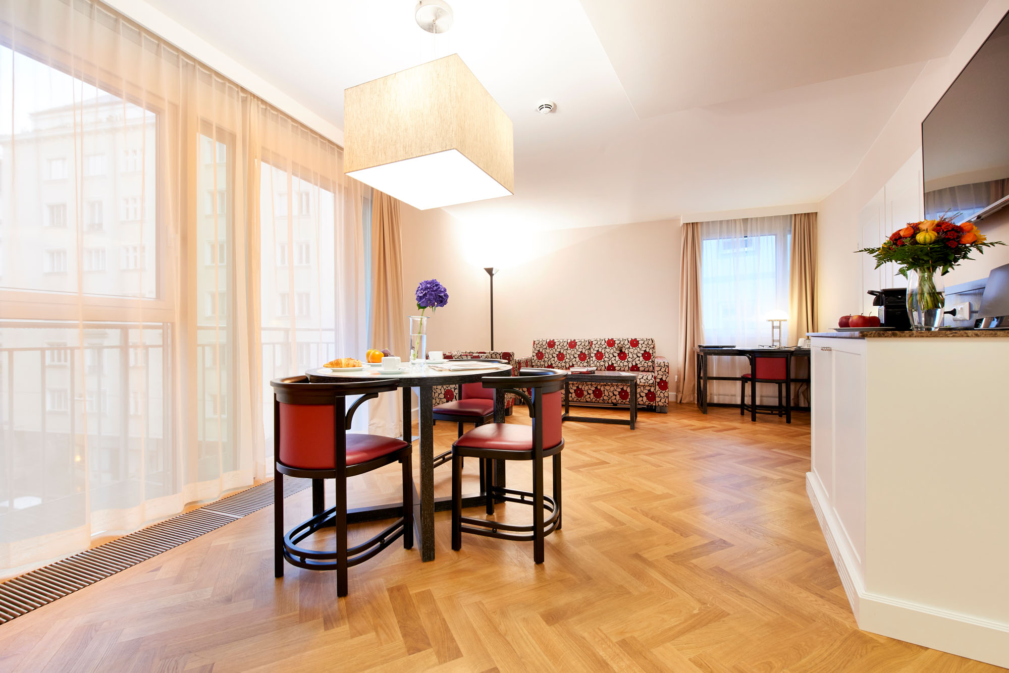Executive Apartment in der Singerstrasse 21/25 mit einem gedeckten Tisch und mit Couch