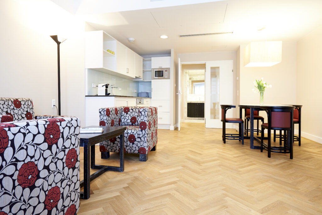 Essbereich mit TV im Executive Apartment in der Singerstrasse 21/25