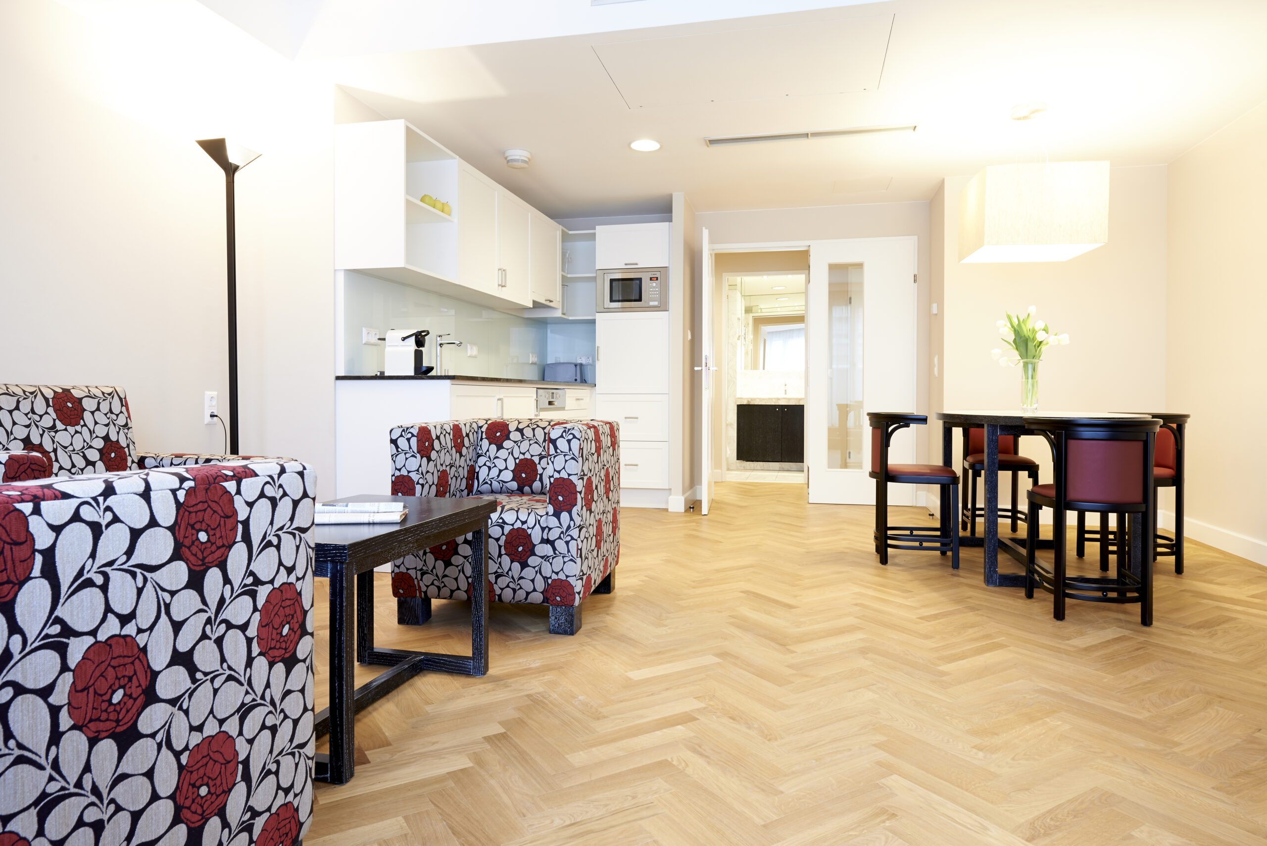Essbereich mit TV im Executive Apartment in der Singerstrasse 21/25